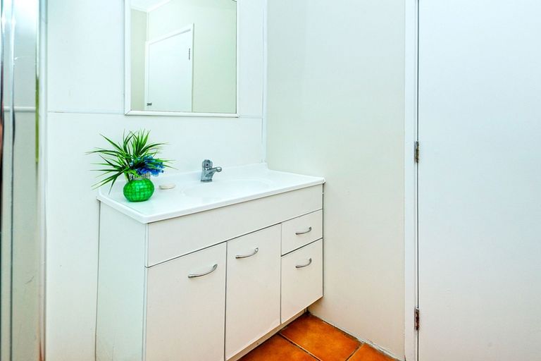 Photo of property in 2 Navigator Place, Papatoetoe, Auckland, 2025