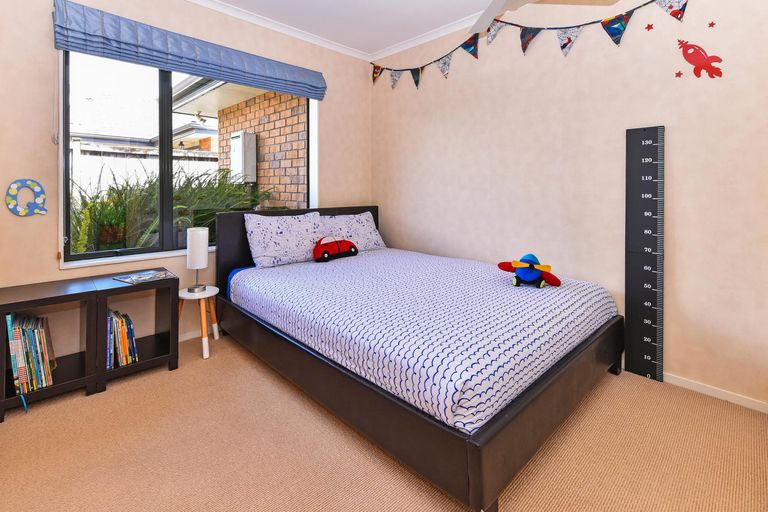 Photo of property in 28 Blackwood Drive, Wattle Downs, Auckland, 2103