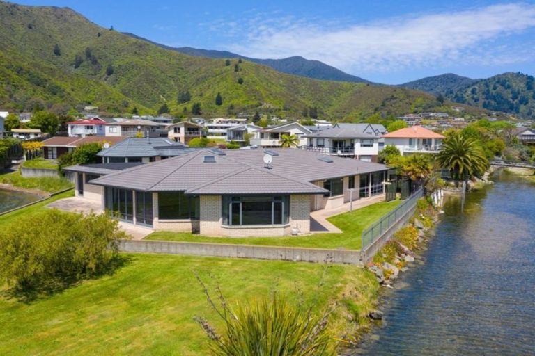 Photo of property in 291a Waikawa Road, Waikawa, Picton, 7220