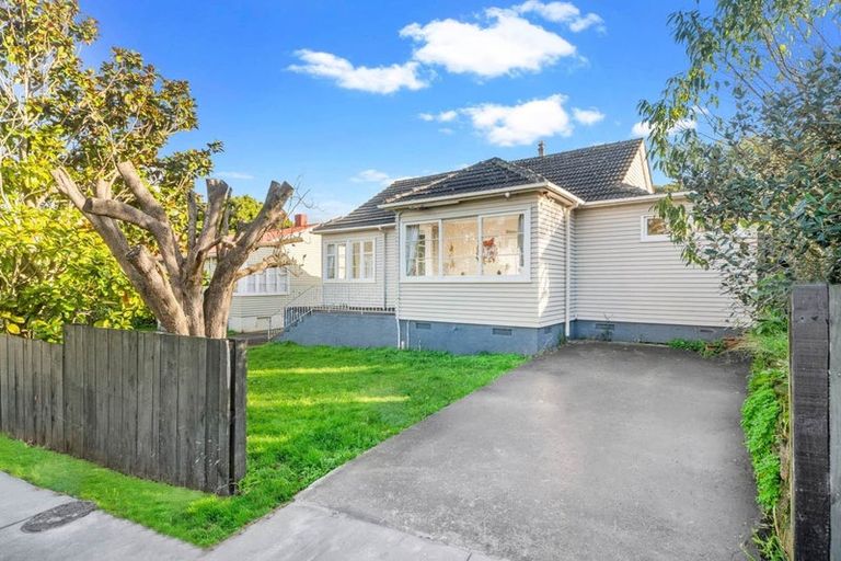 Photo of property in 1 Edmonton Avenue, Onehunga, Auckland, 1061