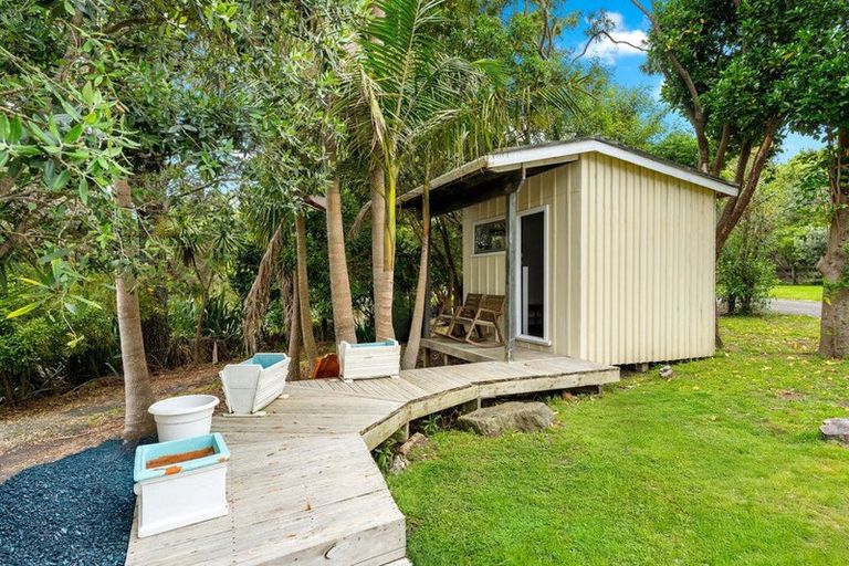Photo of property in 2 Slater Road, South Head, Helensville, 0874
