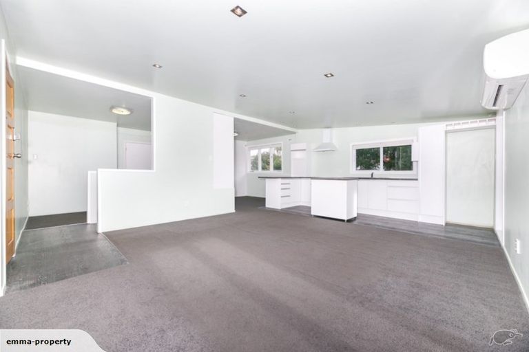Photo of property in 5 Henderson Valley Road, Henderson, Auckland, 0612