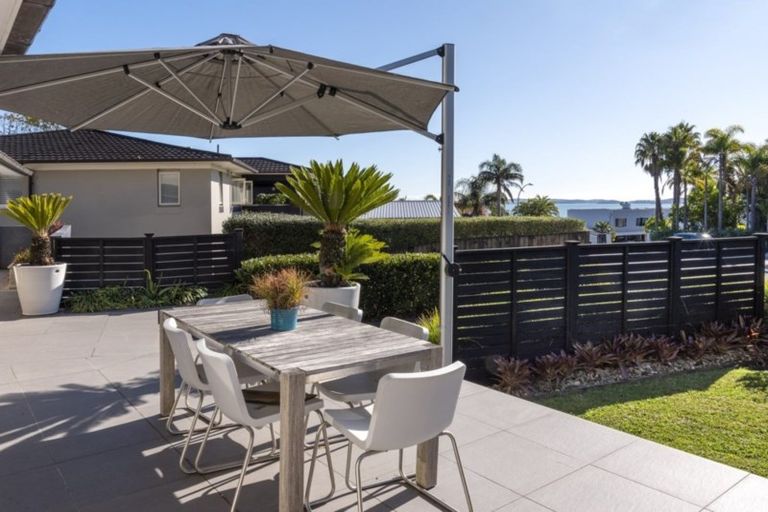 Photo of property in 2 Pleasant Place, Mellons Bay, Auckland, 2014