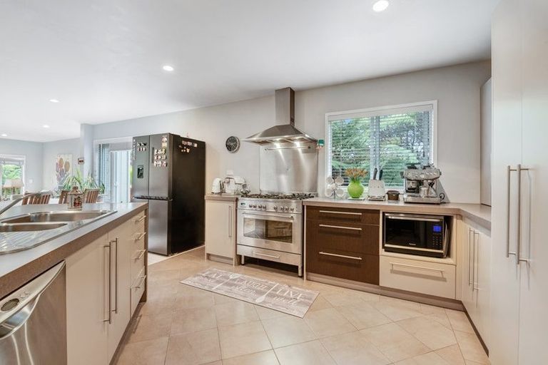 Photo of property in 15 Springwater Vale, Unsworth Heights, Auckland, 0632