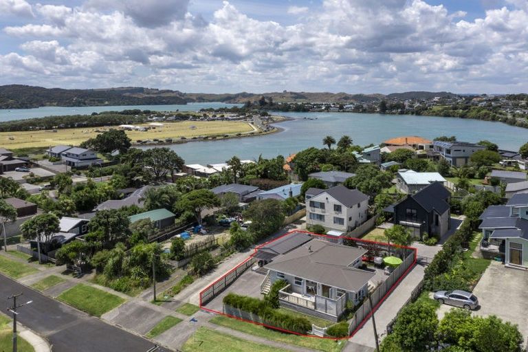 Photo of property in 10 Tahuna Avenue, Raglan, 3225