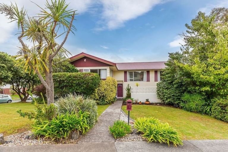 Photo of property in 1 Zande Terrace, Tawa, Wellington, 5028