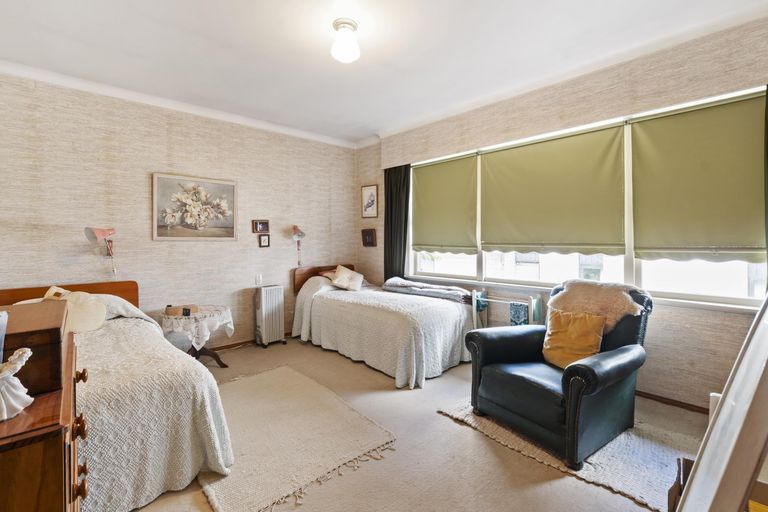 Photo of property in 40 Beach Road, Te Atatu Peninsula, Auckland, 0610