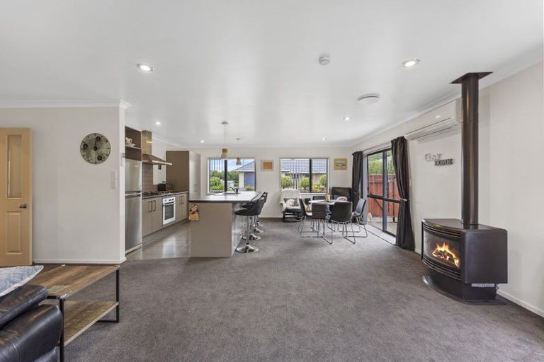 Photo of property in 5 Ronald Scott Grove, Riverstone Terraces, Upper Hutt, 5018