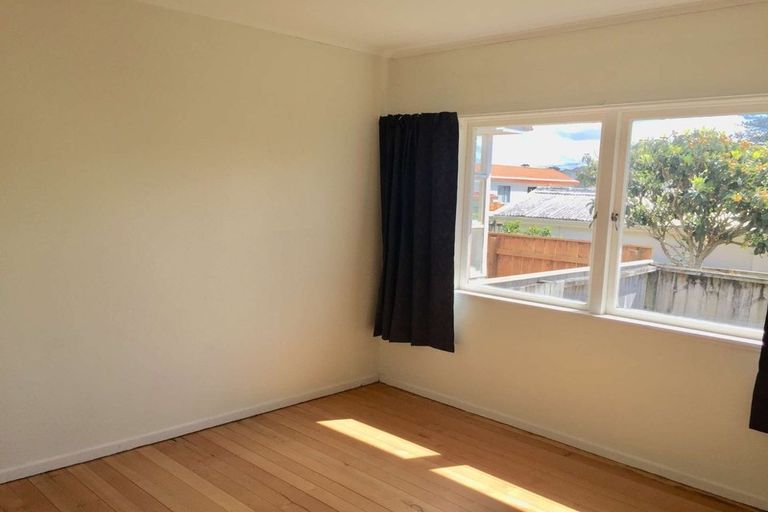 Photo of property in 136 Onewa Road, Northcote, Auckland, 0627