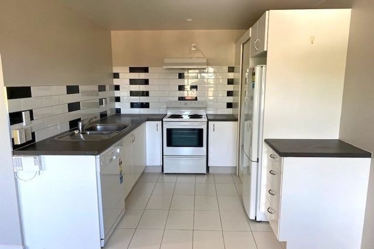 Photo of property in 2/93a Kelburn Parade, Kelburn, Wellington, 6012