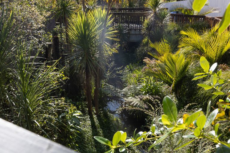 Photo of property in 3/39 Fairmount Road, Titirangi, Auckland, 0604