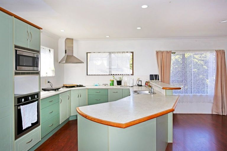 Photo of property in 26 Kingsclere Place, Goodwood Heights, Auckland, 2105