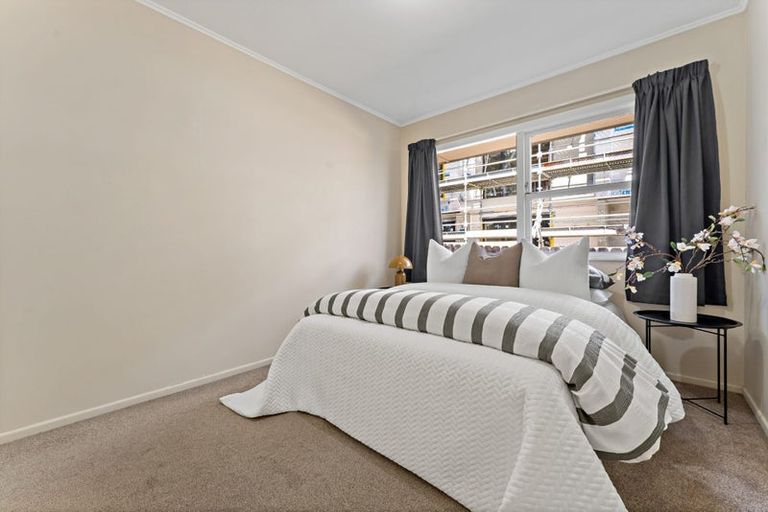 Photo of property in 24 Mackenzie Street, Te Atatu South, Auckland, 0610