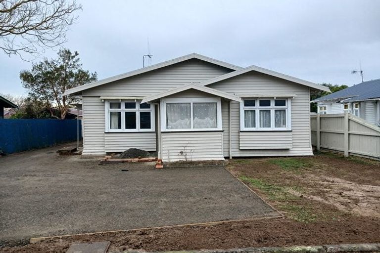 Photo of property in 17 Shamrock Street, Takaro, Palmerston North, 4412