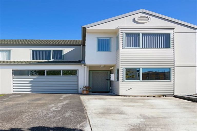 Photo of property in 21 Stephen Avenue, Henderson, Auckland, 0610