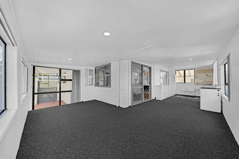 Photo of property in 296a Triangle Road, Massey, Auckland, 0614