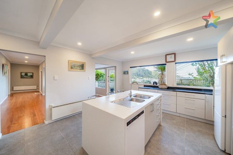 Photo of property in 15 Ferry Road, Days Bay, Lower Hutt, 5013