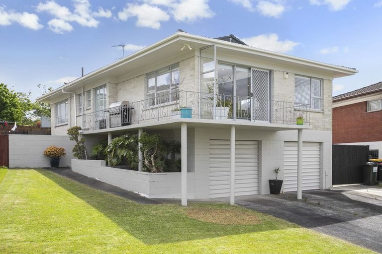 Photo of property in 6 Bodi Place, Te Atatu South, Auckland, 0610