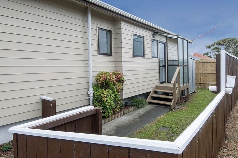 Photo of property in 2a Rixon Place, Te Atatu Peninsula, Auckland, 0610