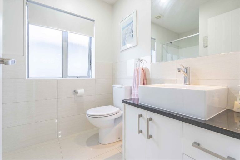 Photo of property in 13 Bintulu Place, Fairview Heights, Auckland, 0632