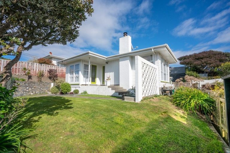 Photo of property in 15 Mark Avenue, Paparangi, Wellington, 6037