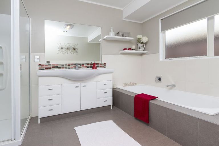 Photo of property in 2/4 Limerick Place, Dannemora, Auckland, 2016