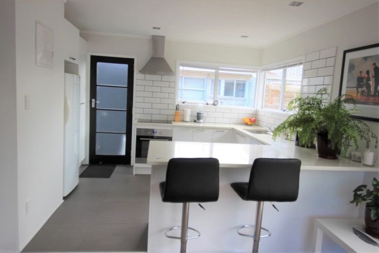 Photo of property in 2/5 Mannering Place, Hillcrest, Auckland, 0627