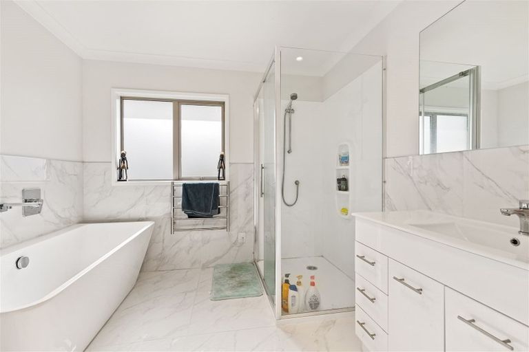 Photo of property in 27a Kirrie Avenue, Te Atatu South, Auckland, 0610