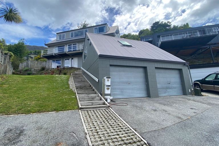Photo of property in 32 Avalon Crescent, Fernhill, Queenstown, 9300