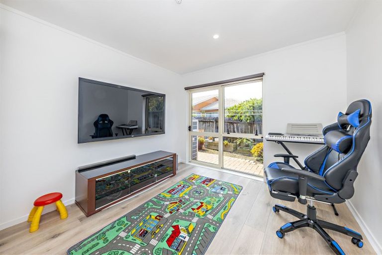 Photo of property in 14 Tonson Place, Weymouth, Auckland, 2103