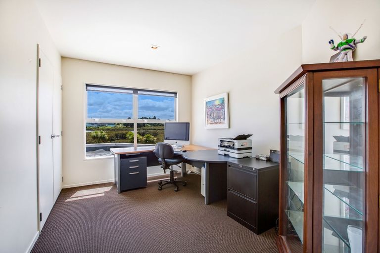 Photo of property in 28 Stranraer Crescent, Wattle Downs, Auckland, 2103
