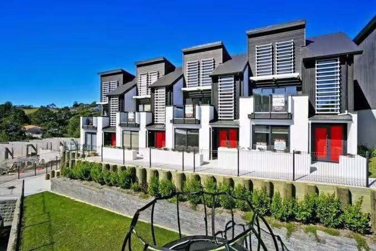 Photo of property in 2/10 Silver Moon Road, Albany Heights, Auckland, 0632