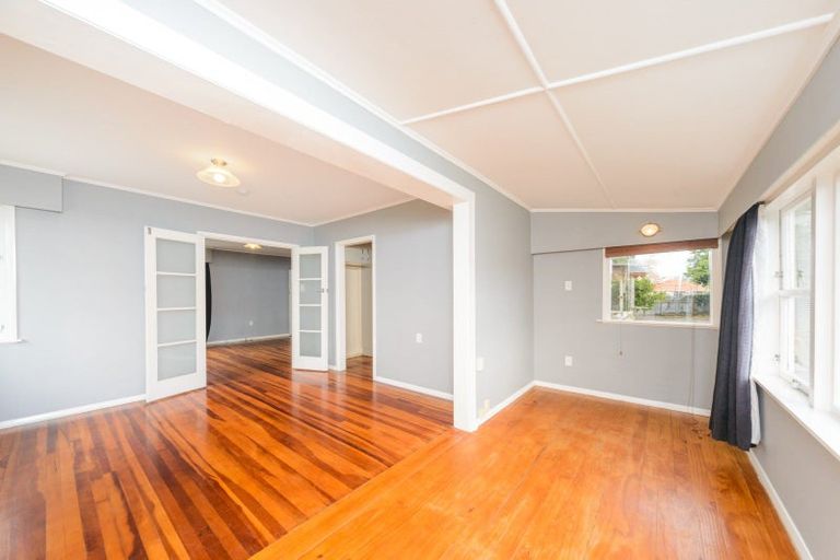 Photo of property in 5 Snowdon Avenue, Terrace End, Palmerston North, 4410