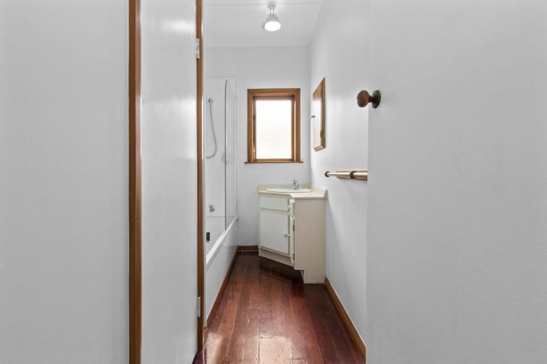 Photo of property in 16 Oxford Street, Fairfield, Hamilton, 3214