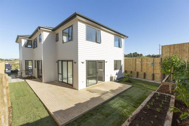 Photo of property in 104 Godfrey Drive, Orewa, 0931