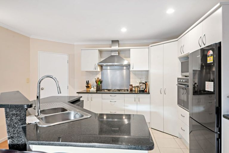 Photo of property in 11 Walter Haddrell Crescent, Flat Bush, Auckland, 2016