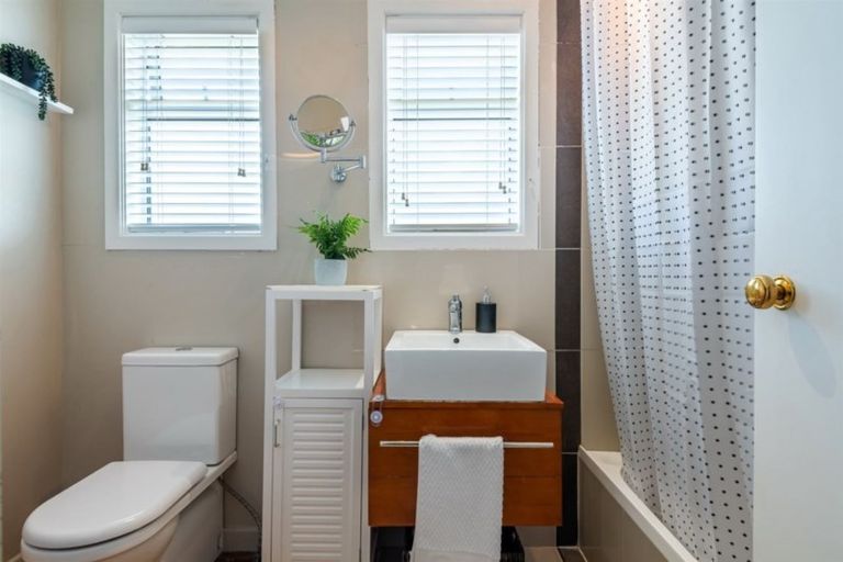 Photo of property in 40 Verran Road, Birkdale, Auckland, 0626