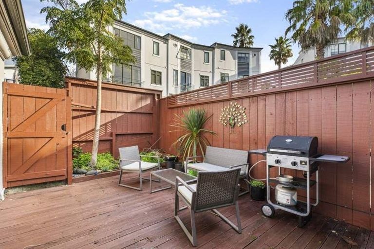 Photo of property in 10/69 Target Road, Totara Vale, Auckland, 0629