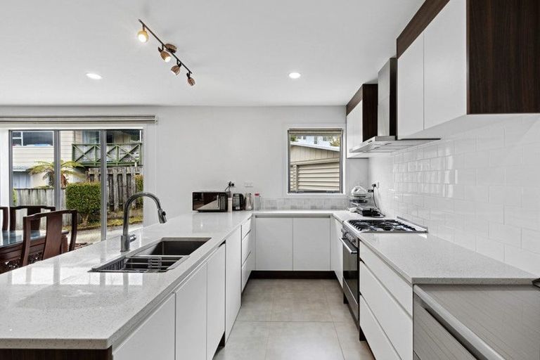 Photo of property in 3 Julia Place, Totara Vale, Auckland, 0629