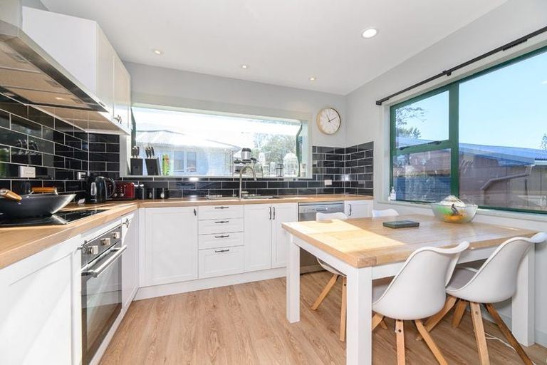 Photo of property in 9 Longburn Road, Henderson, Auckland, 0610