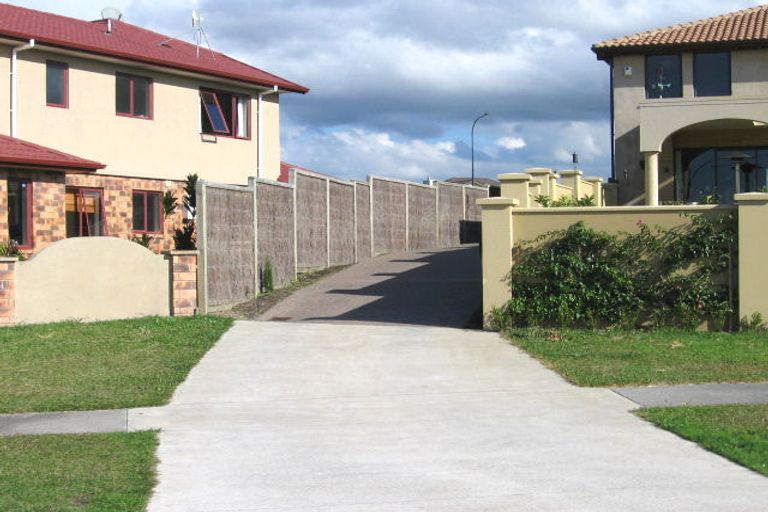 Photo of property in 19 Onemana Way, Te Atatu Peninsula, Auckland, 0610