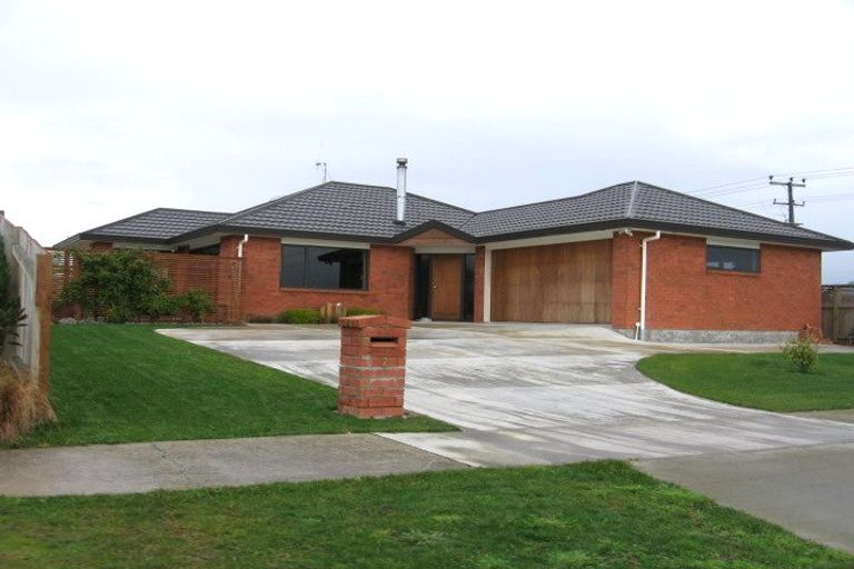 Photo of property in 2 Daniel Place, Kelvin Grove, Palmerston North, 4414