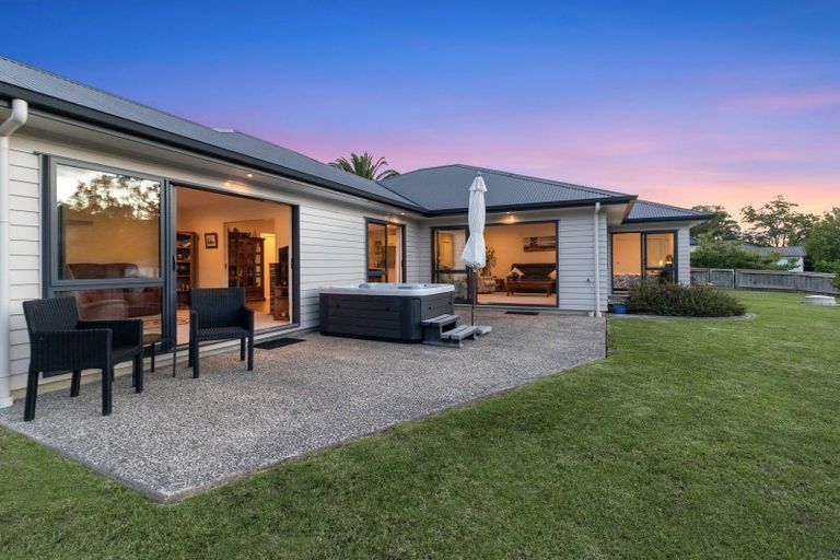 Photo of property in 18 Applemoors Way, Riverhead, 0820