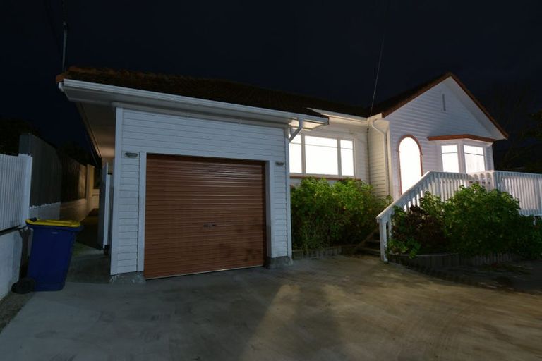 Photo of property in 32 Te Atatu Road, Te Atatu South, Auckland, 0610