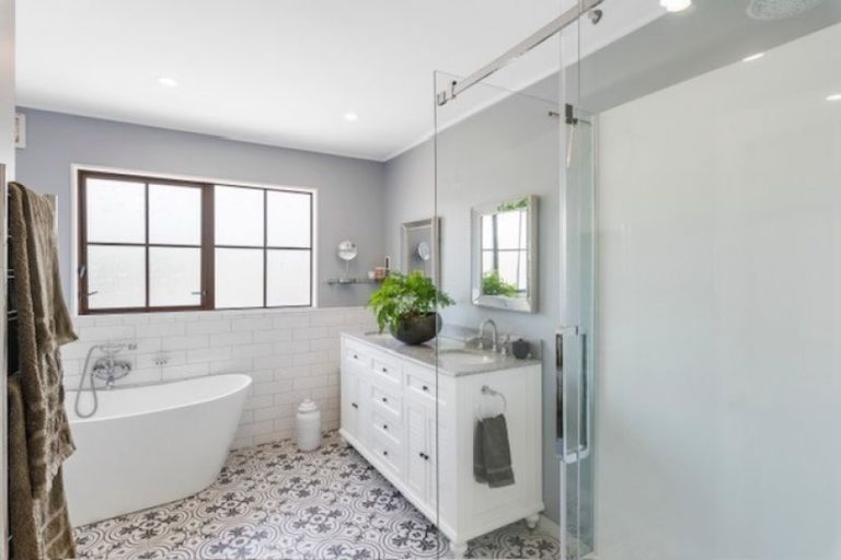 Photo of property in 261 Te Moana Road, Waikanae, 5036