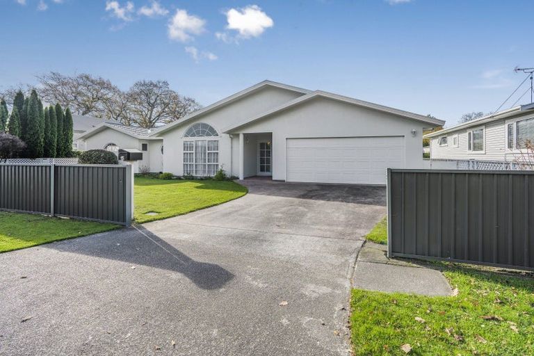 Photo of property in 15 Wood Street, Greytown, 5712