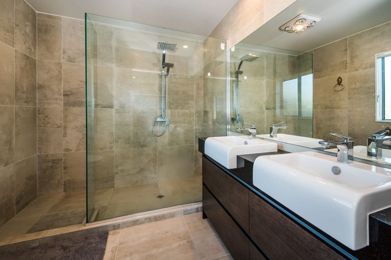 Photo of property in 6a Mchardy Place, Glenfield, Auckland, 0627