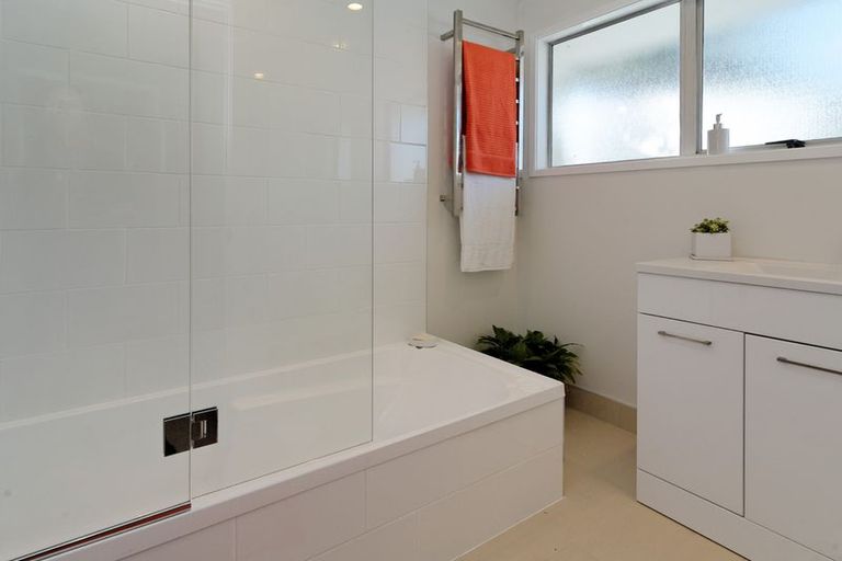 Photo of property in 3/2a Bowers Road, Glen Eden, Auckland, 0602