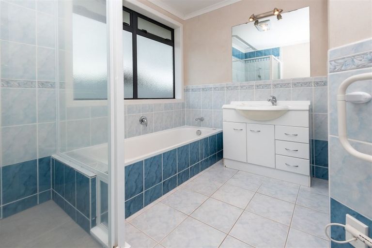 Photo of property in 96 Redcastle Drive, East Tamaki, Auckland, 2013