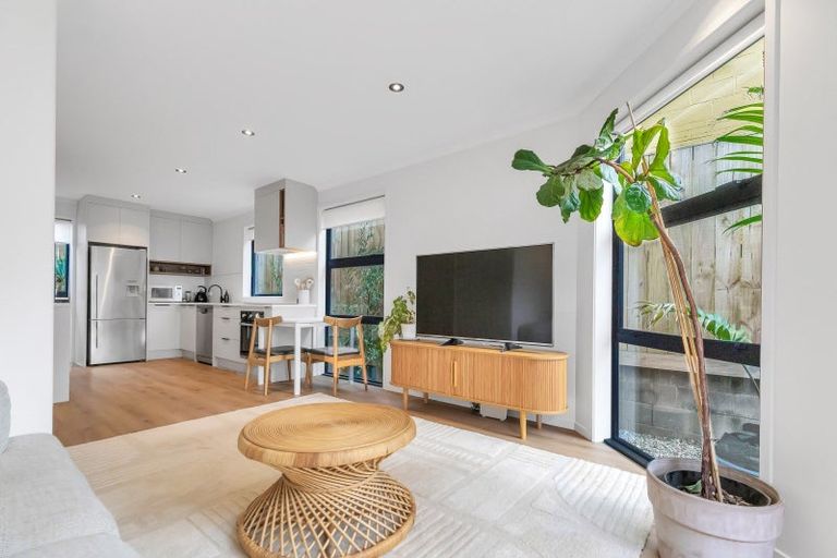 Photo of property in 1092b Great North Road, Point Chevalier, Auckland, 1022